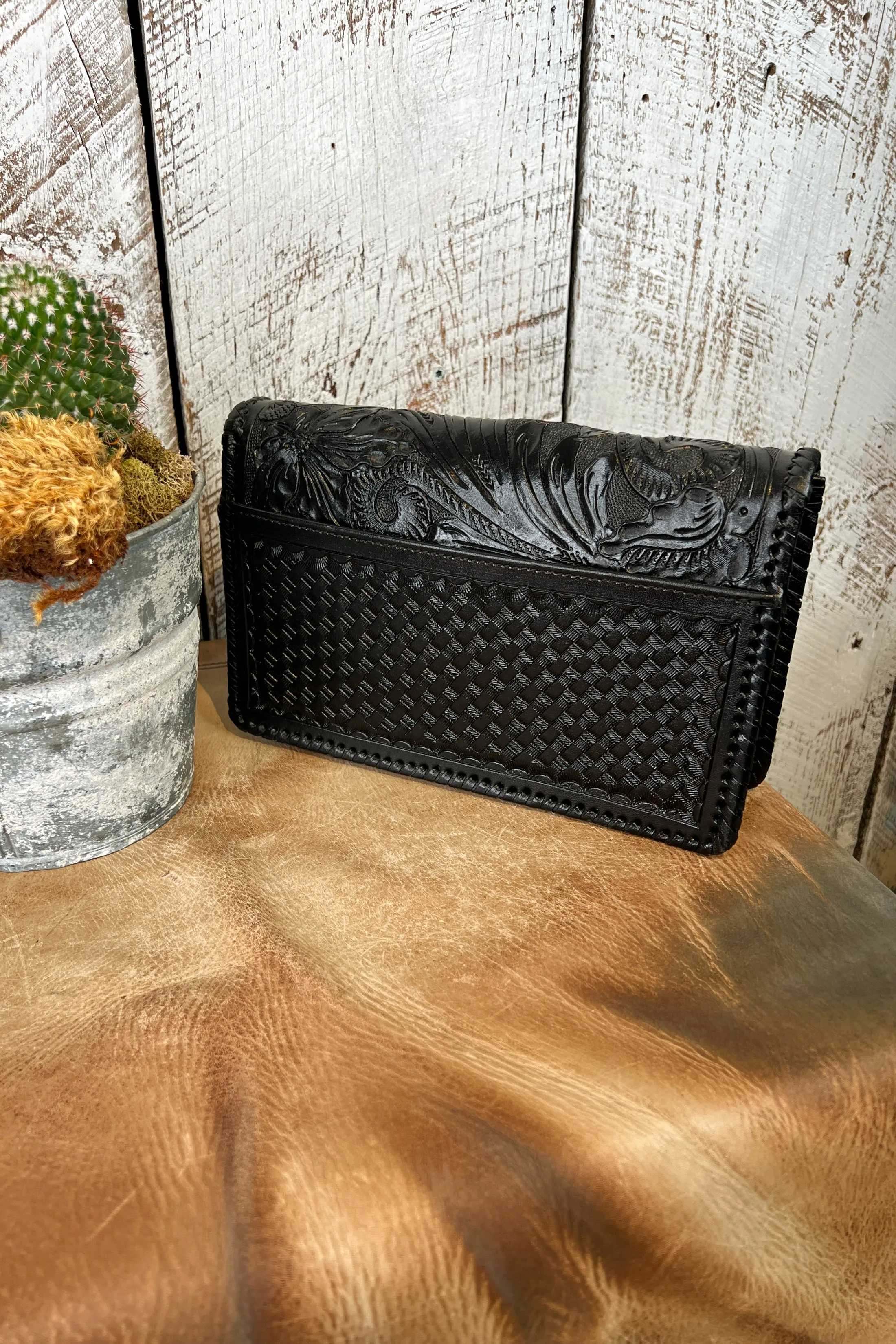 El Guantes Clutch/Crossbody in Black