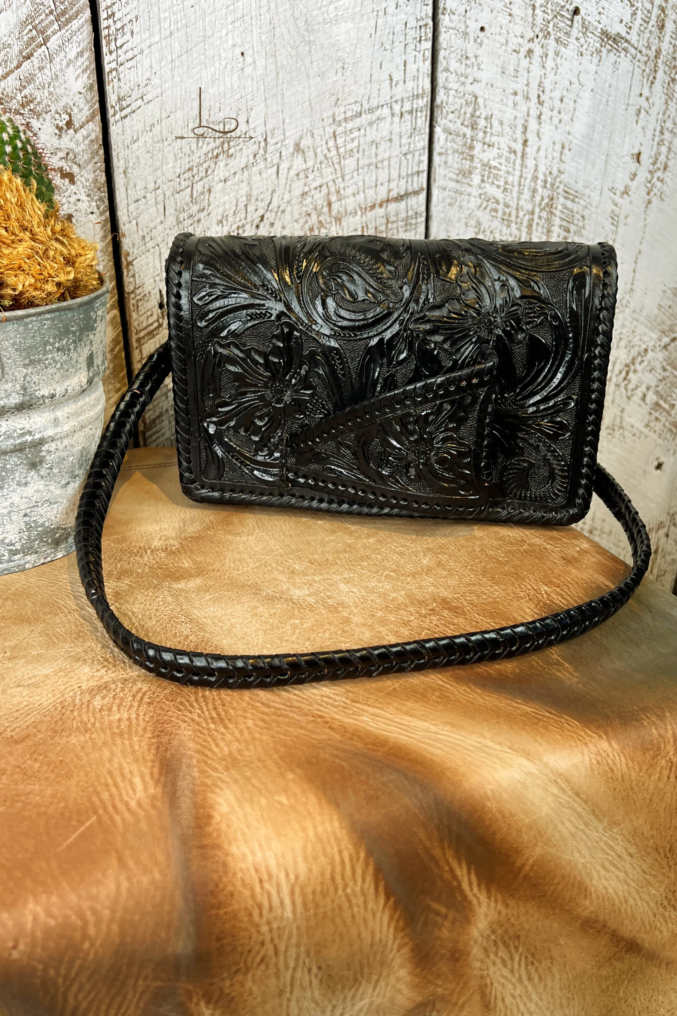 El Guantes Clutch/Crossbody in Black