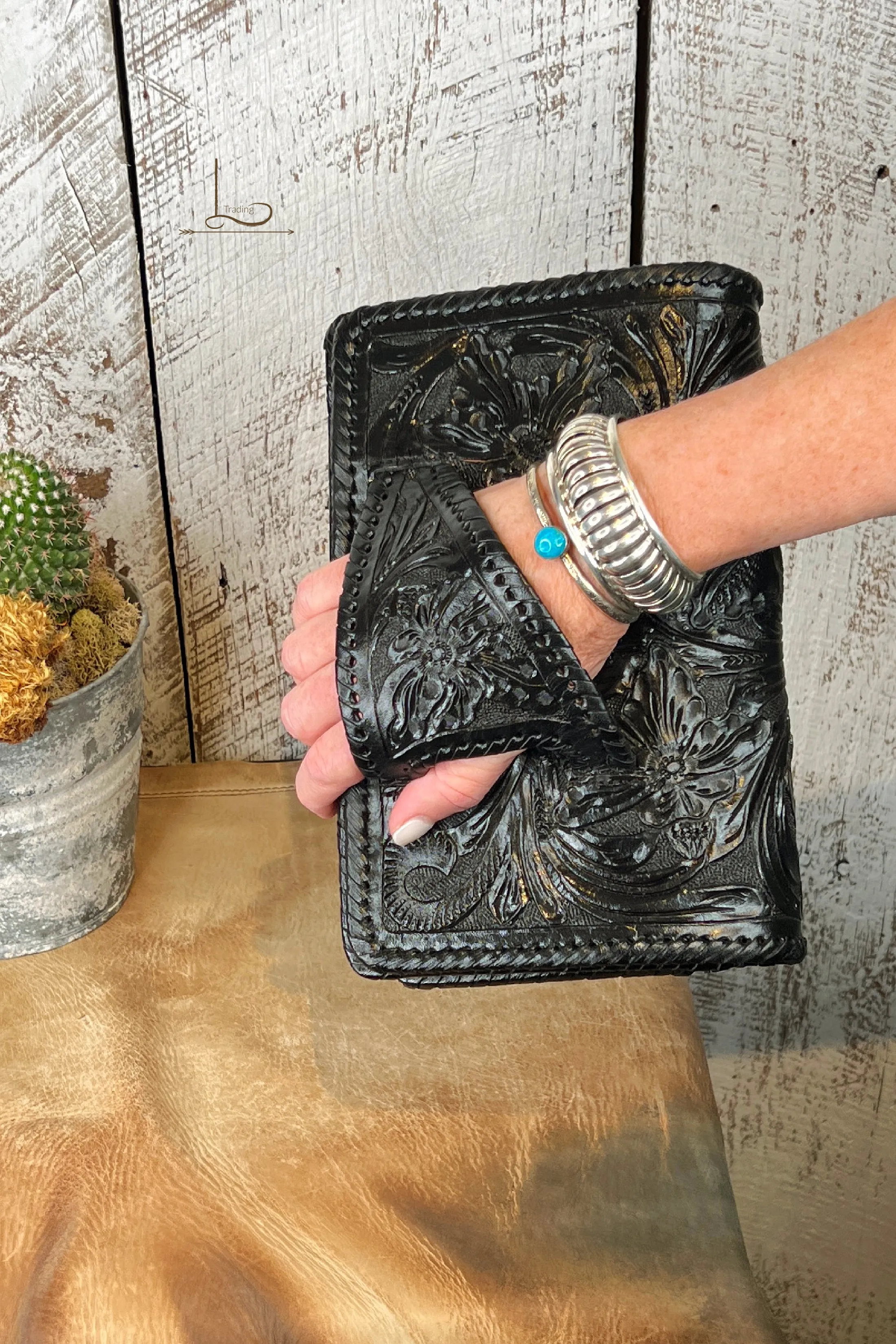 El Guantes Clutch/Crossbody in Black